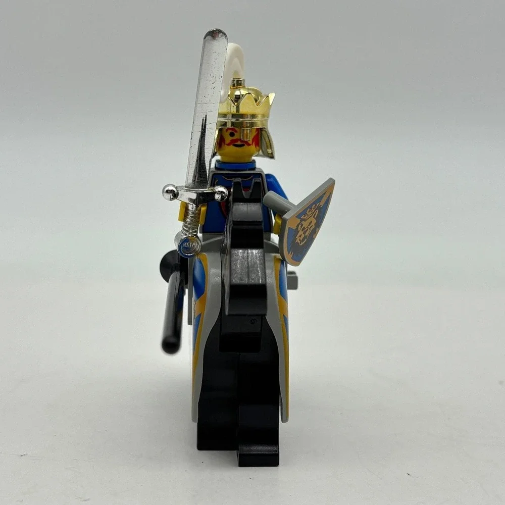LEGO Castle Royal Knights King Leo Horse Rider Lion Shield Chrome Helmet Vintage